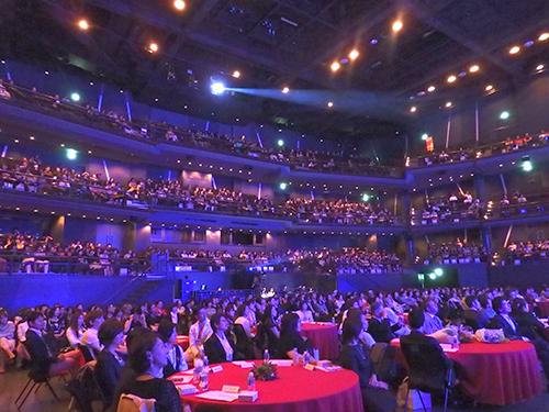 全国から１５００人が参加した「春の総会」会場のもよう